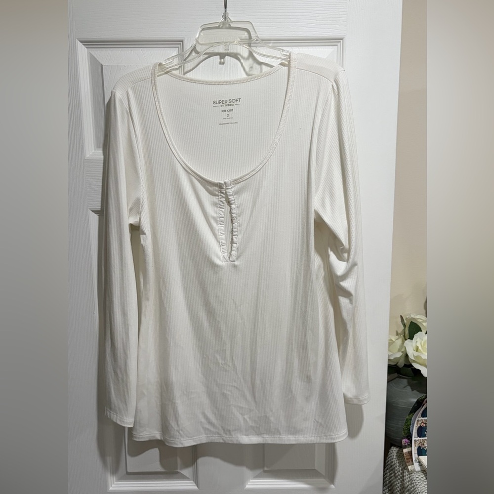 Torrid White Long Sleeve Scoop Neck Ribbed Top